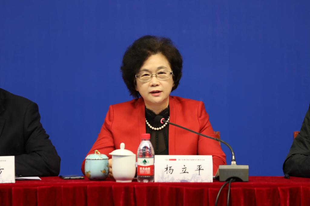 必赢官网首届研究生教育会议举行(图2) 必赢官网首届研究生教育会议举行(图2)